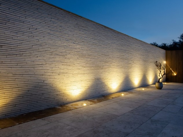 Dekorative Beleuchtung einer Mauer mit Bodeneinbauleuchten